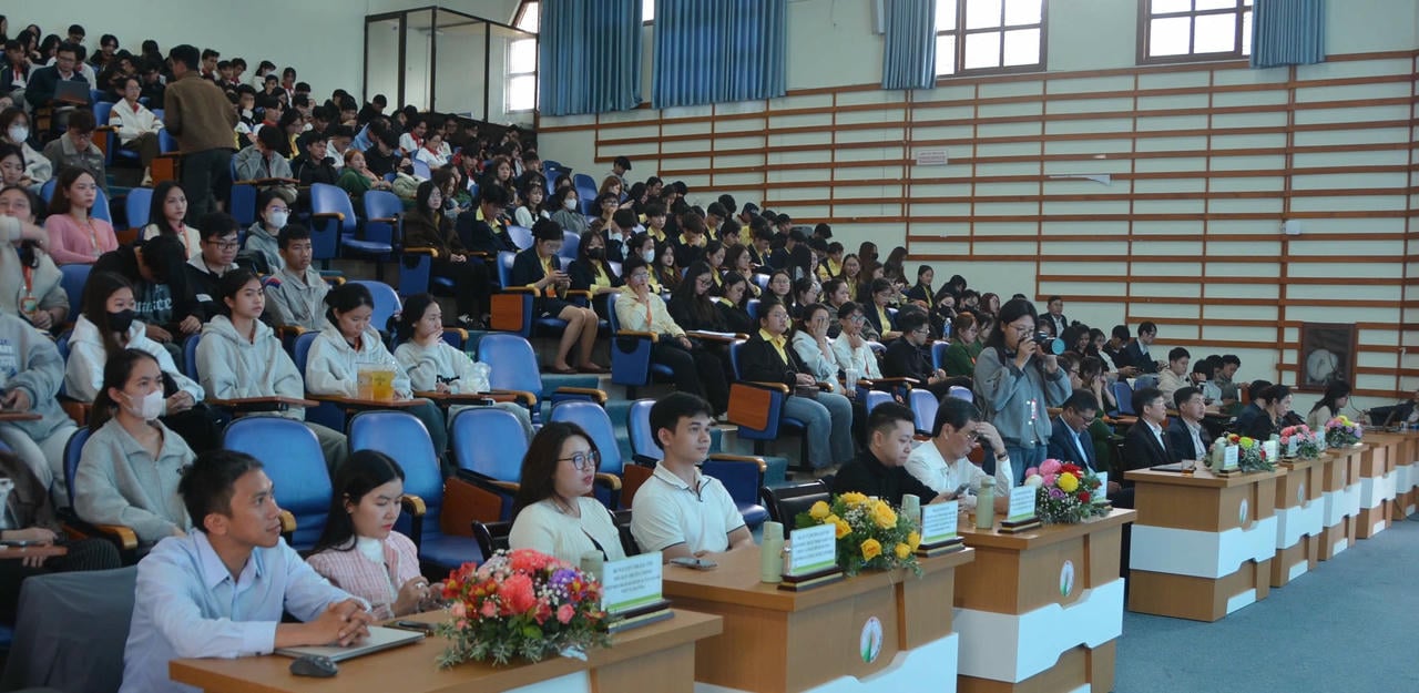 Docenten, studenten van de Dalat Universiteit en veel bedrijven woonden de workshop over Blockchain bij.