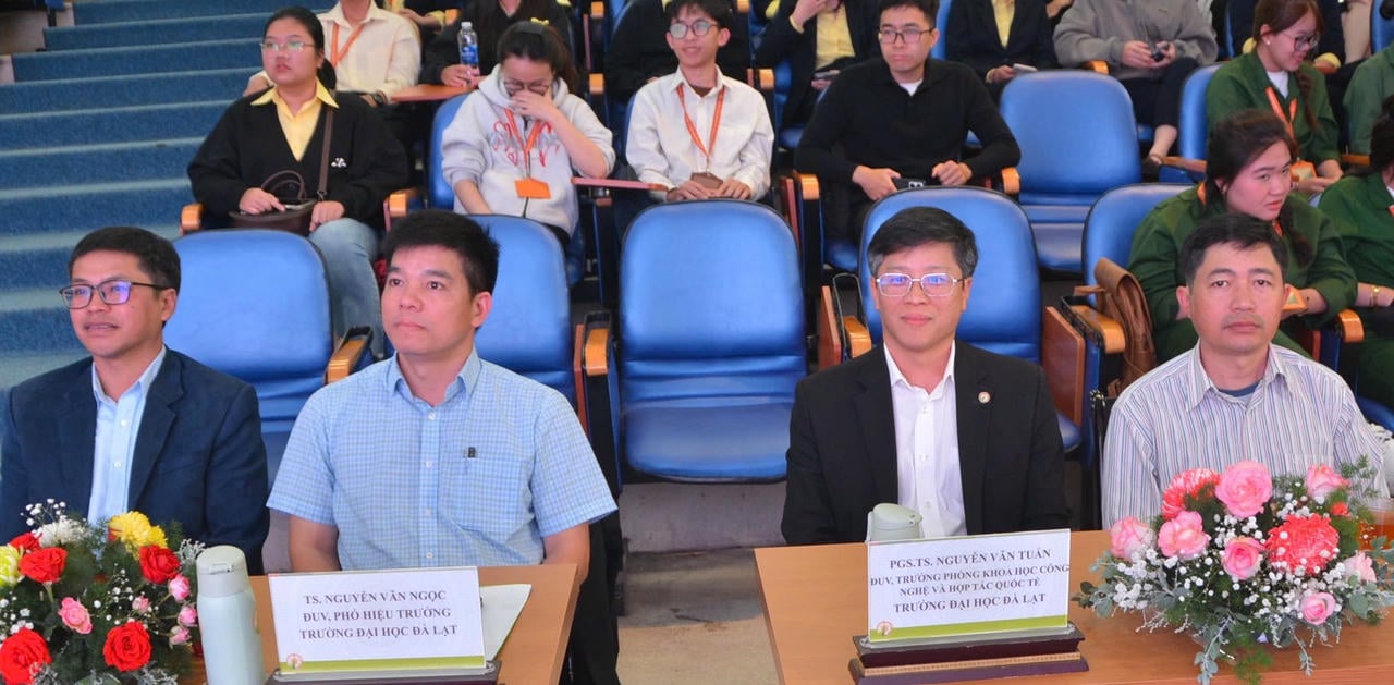 Leiders van de Dalat Universiteit tijdens de workshop.