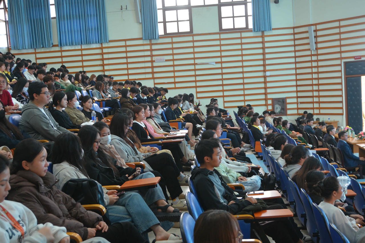 Veel studenten van de Dalat Universiteit namen deel aan de workshop over Blockchain en digitale activa.