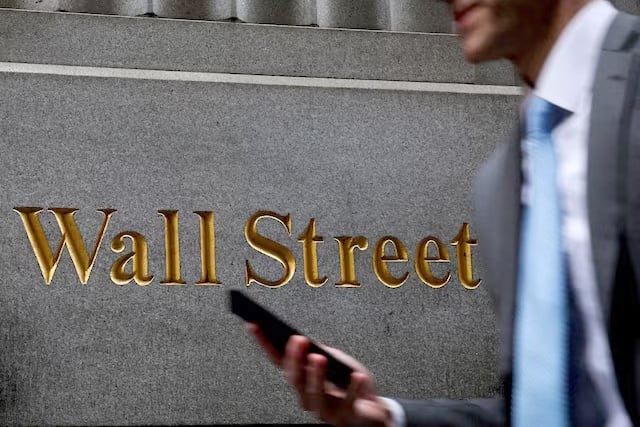 Amazon kéo Wall Street đi lên, nhưng tín hiệu thận trọng từ Fed ghìm bớt hưng phấn