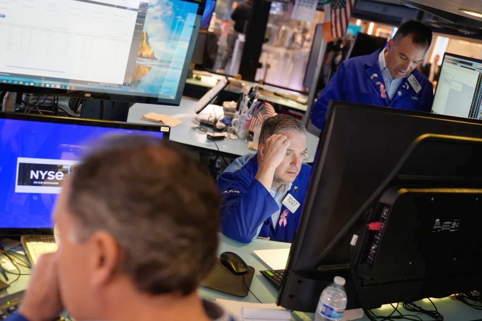 Phố Wall chững lại sau đỉnh cao: Fed hạ lãi suất nhưng chưa hứa hẹn tương lai