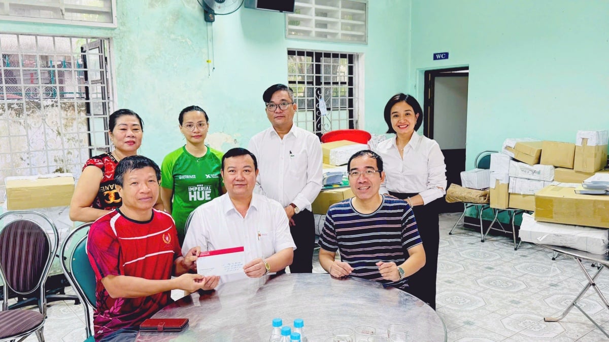 Agribank ផ្តល់ជំនួយទាន់ពេលវេលាដល់ខេត្តភាគកណ្តាល ដើម្បីជម្នះផលវិបាកនៃទឹកជំនន់ដែលបណ្តាលមកពីភ្លៀងធ្លាក់ និងទឹកជំនន់ជាប្រវត្តិសាស្ត្រ។ Agribank hỗ trợ kịp thời các tỉnh miền Trung khắc phục hậu quả lũ lụt do mưa lũ lịch sử