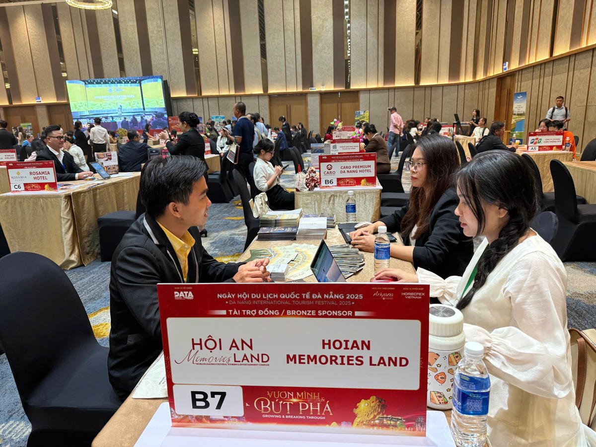 Para pelaku usaha pariwisata bertukar kerja sama di festival ini. Foto: Nguyen Tu.
