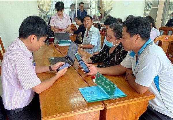Kakitangan Bank Dasar Sosial membimbing Persatuan memasang aplikasi Pendidikan Kewangan - Foto: H Tran Cán bộ NHCSXH hướng dẫn Hội đoàn thể thực hiện cài đặt ứng dụng Giáo dục tài chính - Ảnh: H Trân