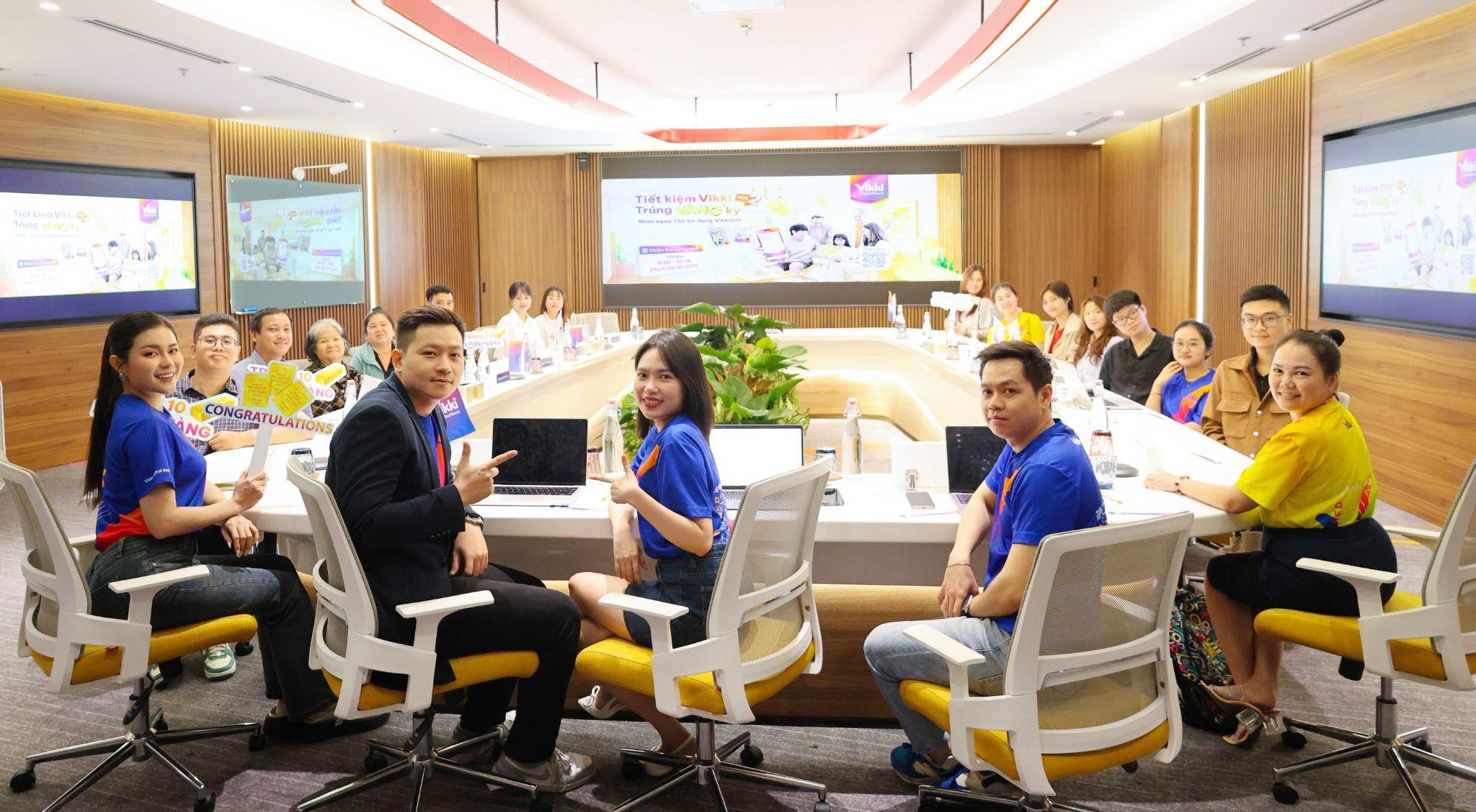 Vikki va găzdui o transmisiune live prin tragere la sorți „Super promoție săptămânală a aurului” pentru a găsi proprietarii de lingouri de aur valoroase. Vikki sẽ tổ chức livestream quay số may mắn “Siêu khuyến mại vàng mỗi tuần” để tìm ra những chủ nhân của chỉ vàng giá trị.