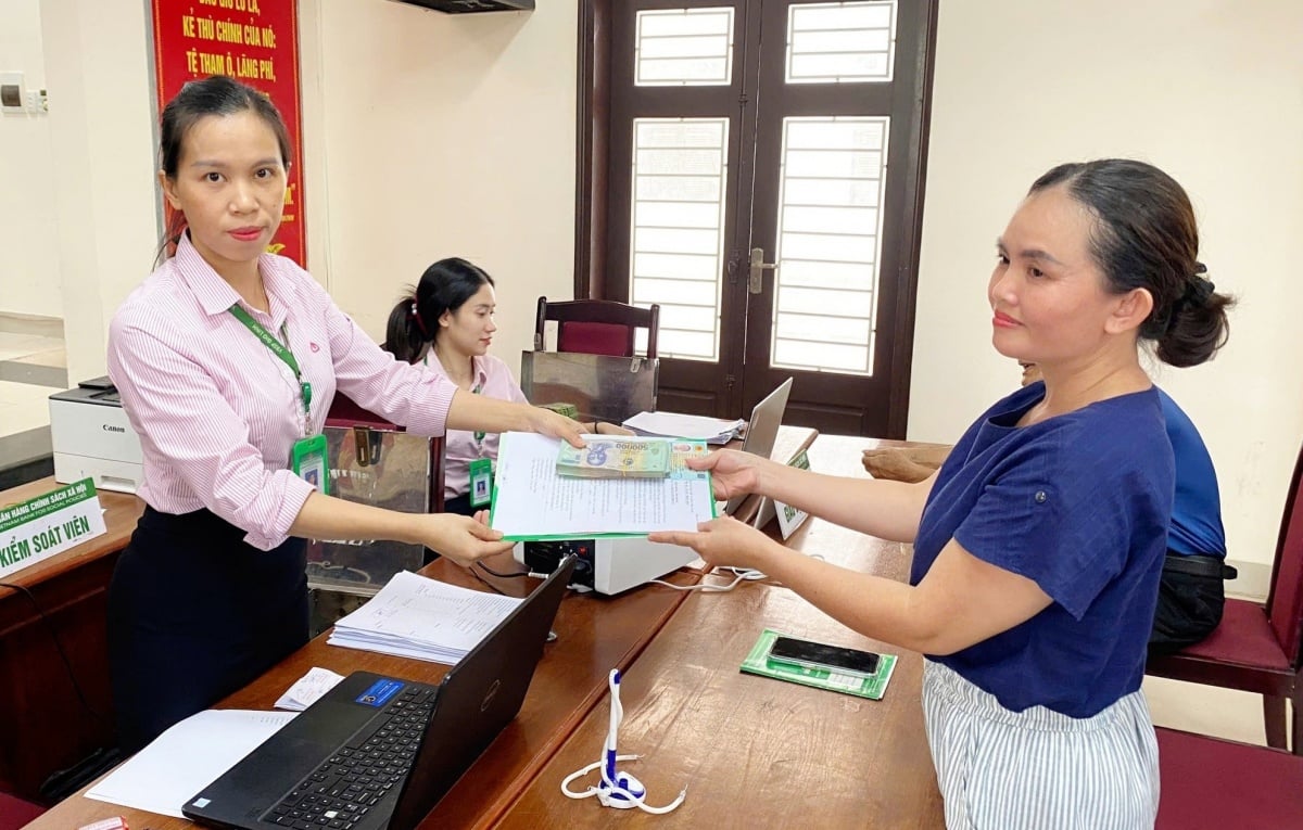Dasar kredit keutamaan untuk industri STEM membantu banyak keluarga di Quang Tri mengurangkan beban belajar Chính sách tín dụng ưu đãi ngành STEM giúp nhiều gia đình ở Quảng Trị vơi bớt gánh nặng học tập