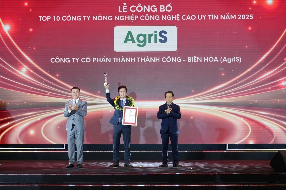 Ông Nguyễn Đức Hùng Linh - Phó Tổng giám đốc Khối đầu tư đại diện nhận vinh danh. Ảnh: AgriS.