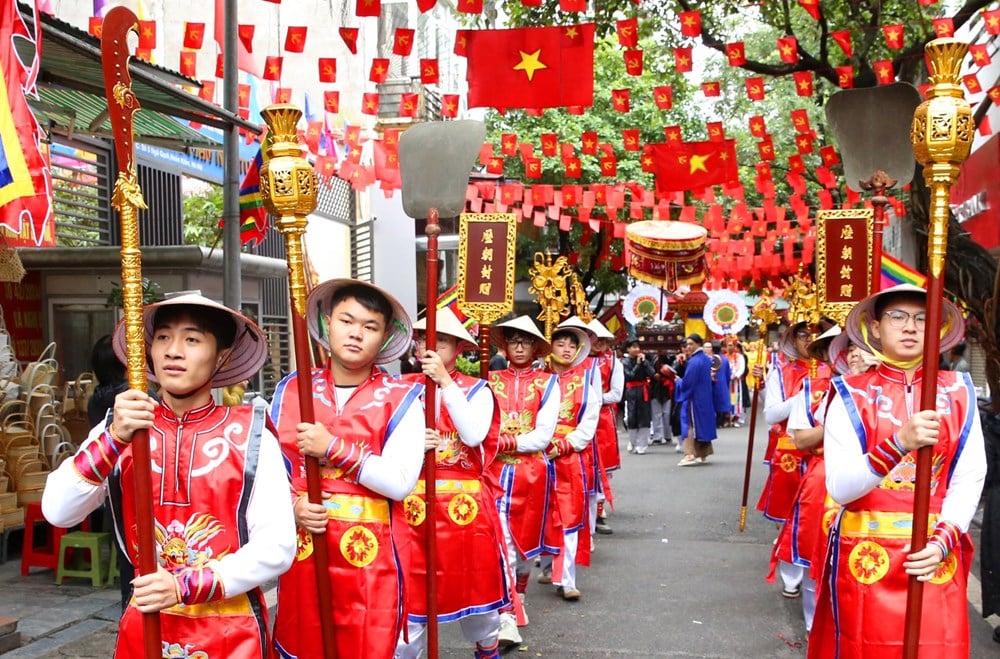 Offering incense to commemorate the death anniversary of King Tran Luu - photo 9