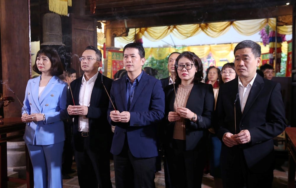 Offering incense to commemorate the death anniversary of King Tran Luu - photo 1