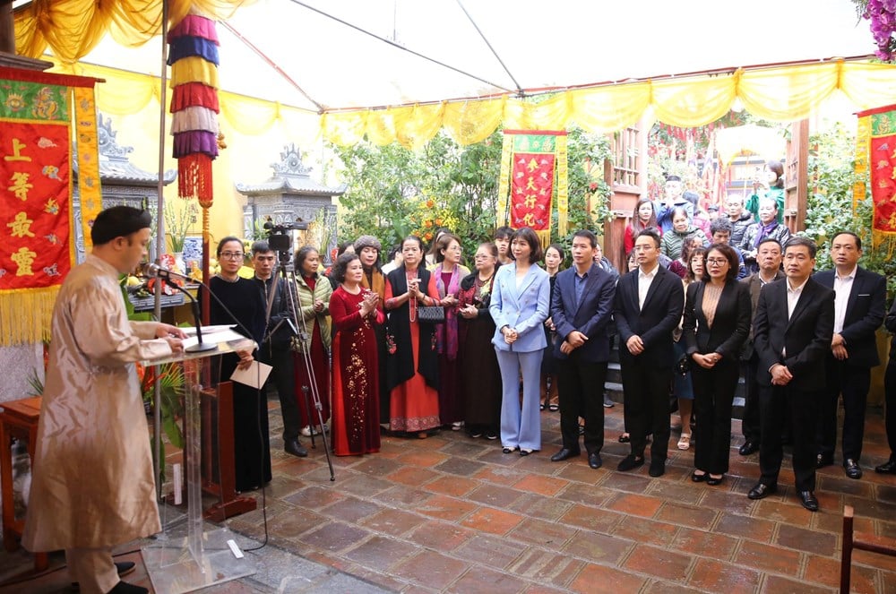 Offering incense to commemorate the death anniversary of King Tran Luu - photo 2