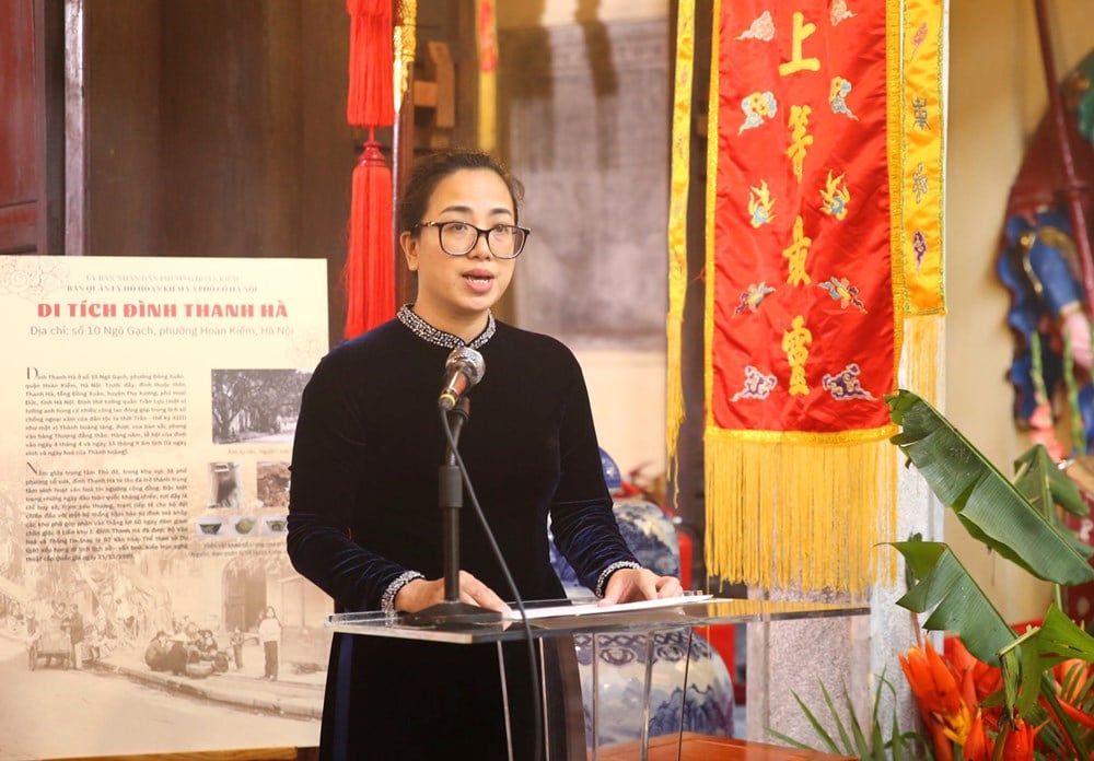 Offering incense to commemorate the death anniversary of King Tran Luu - photo 3