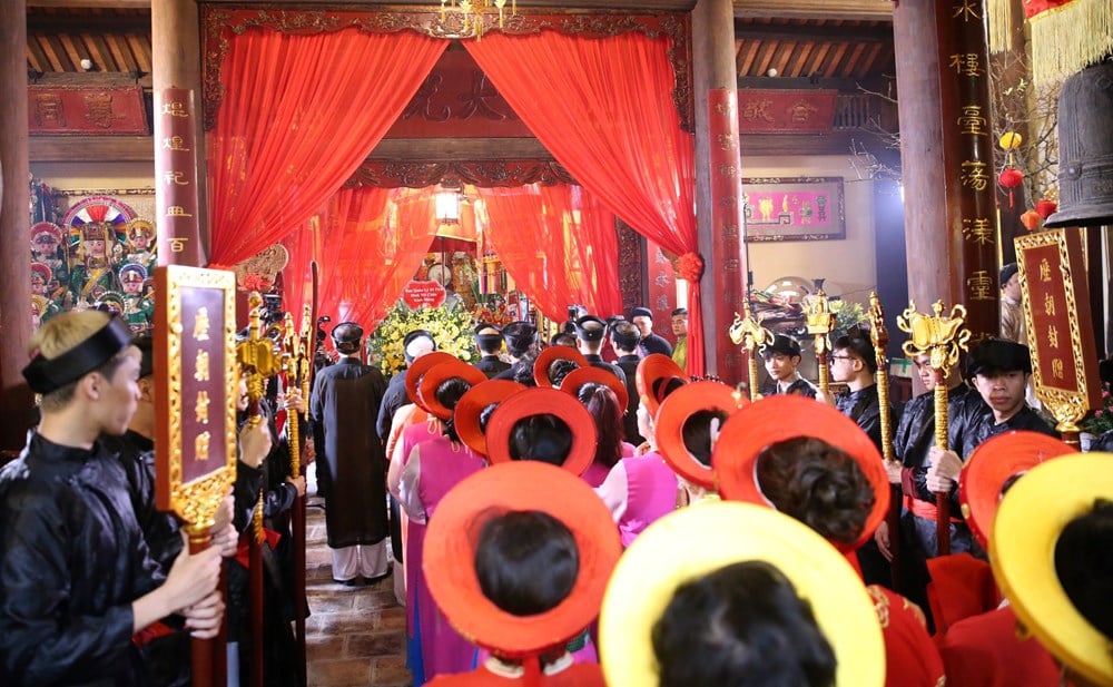 Offering incense to commemorate the death anniversary of King Tran Luu - photo 4