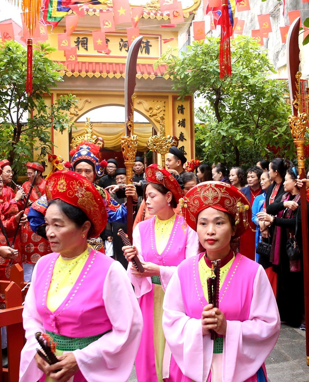 Offering incense to commemorate the death anniversary of King Tran Luu - photo 5