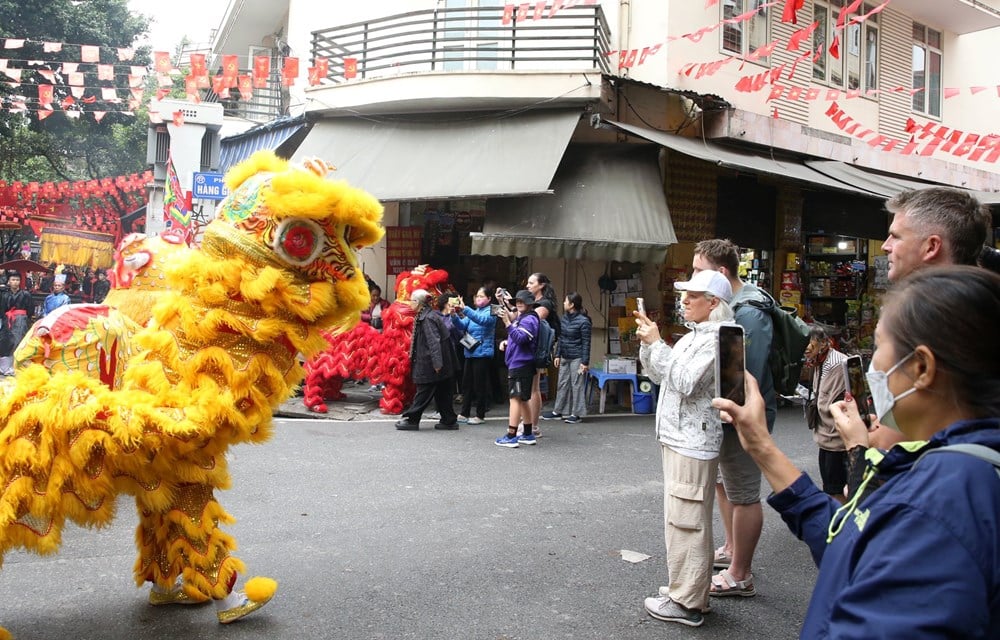 Offering incense to commemorate the death anniversary of King Tran Luu - photo 6