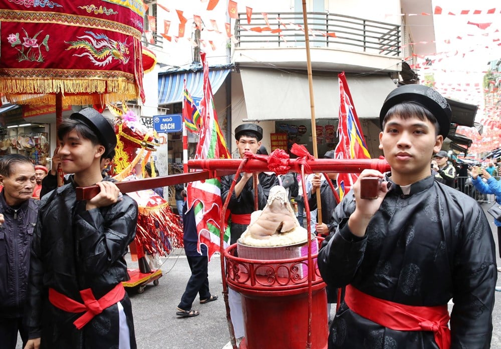 Offering incense to commemorate the death anniversary of King Tran Luu - photo 7