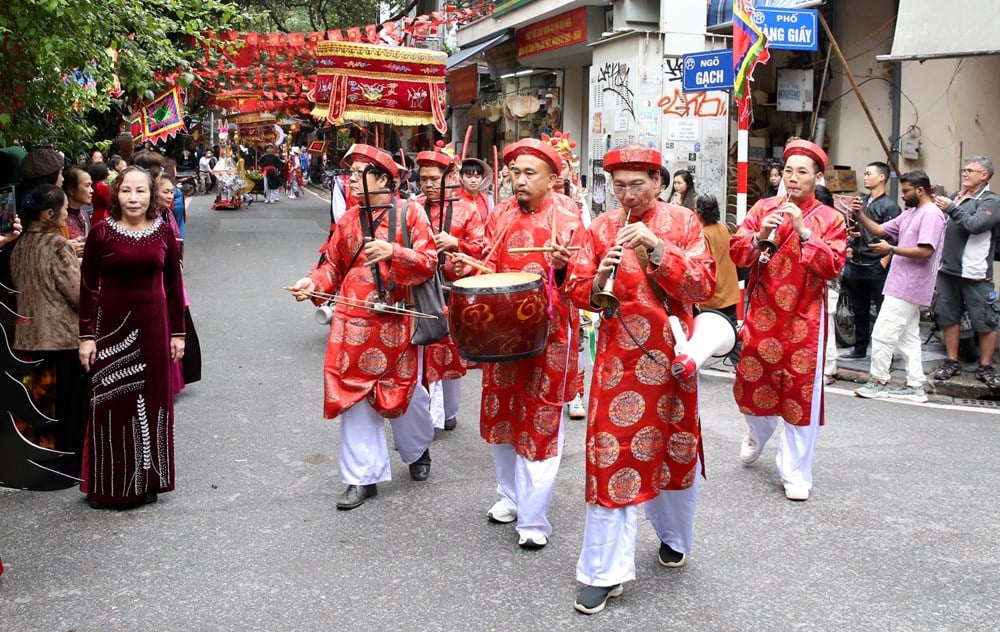 Offering incense to commemorate the death anniversary of King Tran Luu - photo 8