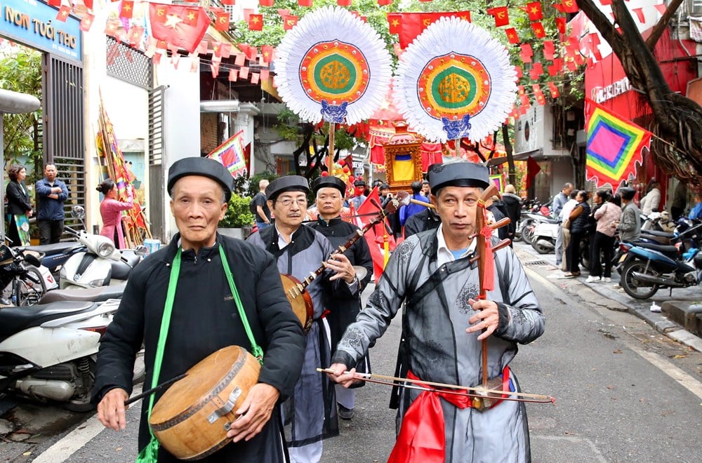 Offering incense to commemorate the death anniversary of King Tran Luu - photo 10