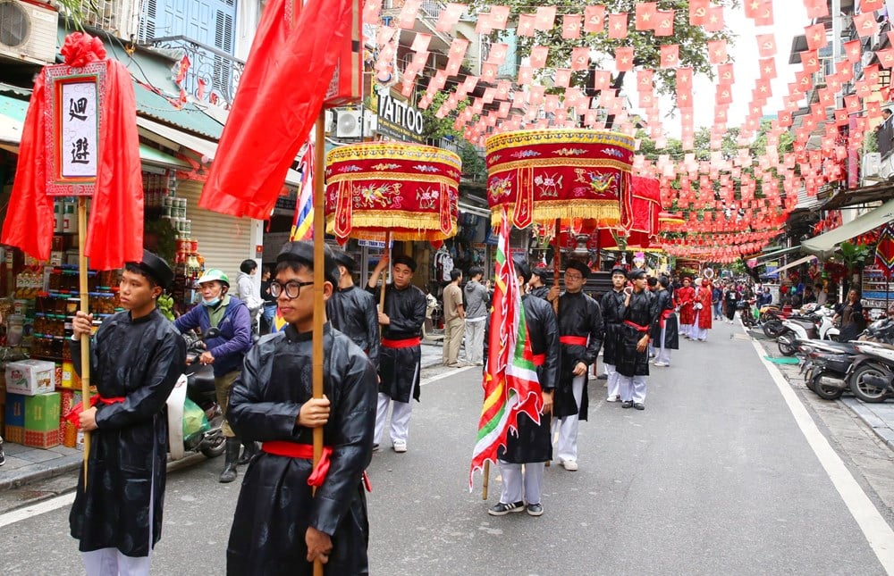 Offering incense to commemorate the death anniversary of King Tran Luu - photo 11