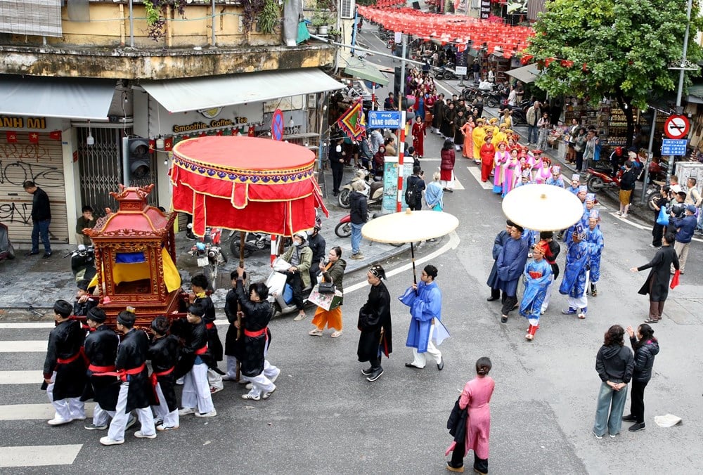 Offering incense to commemorate the death anniversary of King Tran Luu - photo 12