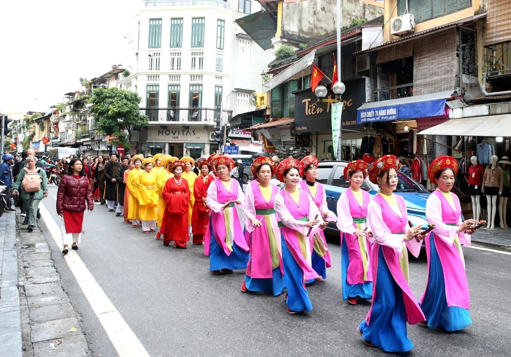 Offering incense to commemorate the death anniversary of King Tran Luu - photo 13