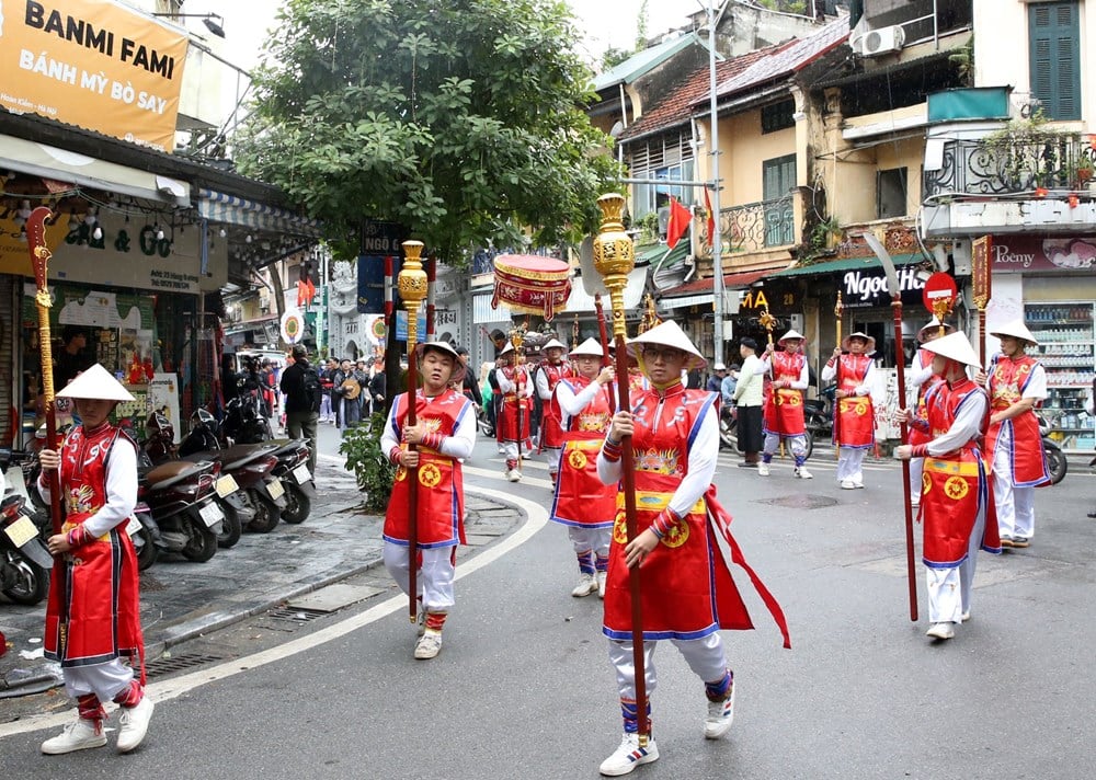 Offering incense to commemorate the death anniversary of King Tran Luu - photo 14