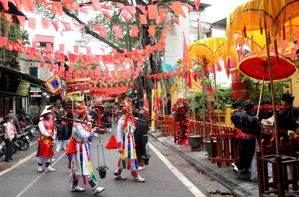 Offering incense to commemorate the death anniversary of King Tran Luu - photo 15