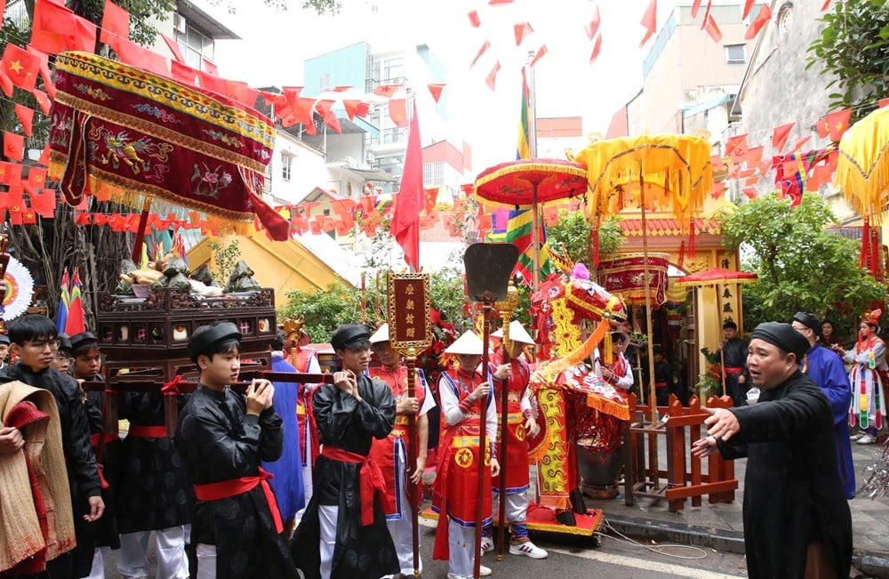 Offering incense to commemorate the death anniversary of King Tran Luu - photo 16