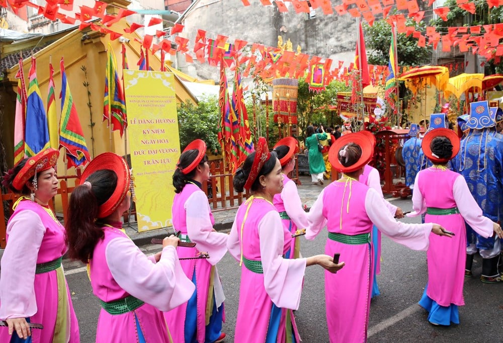 Offering incense to commemorate the death anniversary of King Tran Luu - photo 17