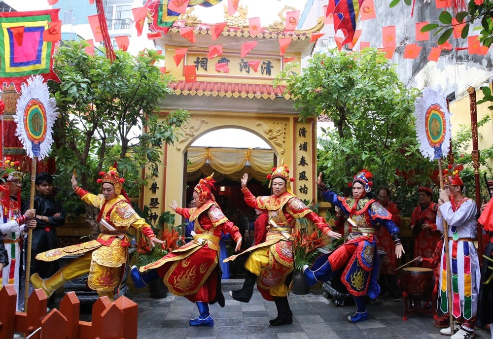 Offering incense to commemorate the death anniversary of King Tran Luu - photo 18