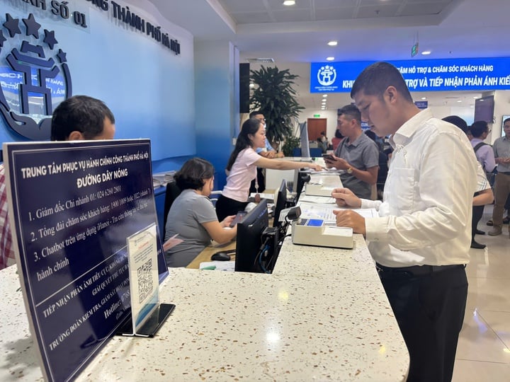 Efektivní implementace modelu online veřejných služeb v pobočce Centra služeb veřejné správy Tay Ho - Foto 1. Hiệu quả triển khai mô hình dịch vụ công trực tuyến tại chi nhánh trung tâm phục vụ hành chính công Tây Hồ- Ảnh 1.