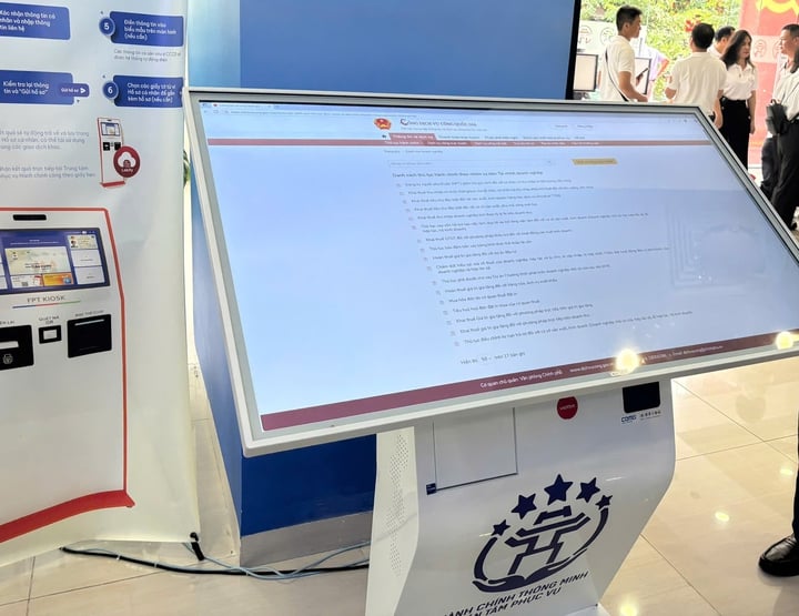 Efektivní implementace modelu online veřejných služeb v pobočce centra služeb veřejné správy Tay Ho - Foto 2. Hiệu quả triển khai mô hình dịch vụ công trực tuyến tại chi nhánh trung tâm phục vụ hành chính công Tây Hồ- Ảnh 2.