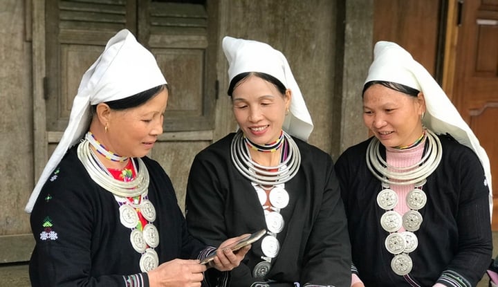 Thanh Hoa zmenšuje digitální propast v horách: Cesta k zavedení online veřejných služeb do každé vesnice - Foto 1. Thanh Hóa thu hẹp khoảng cách số ở vùng cao: Hành trình đưa dịch vụ công trực tuyến đến từng bản làng- Ảnh 1.