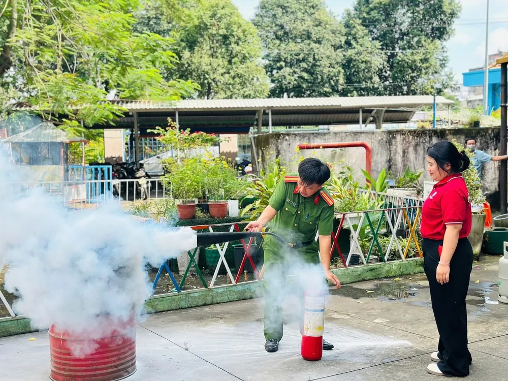 មន្ត្រីនគរបាលបង្ការពន្លត់អគ្គិភ័យនៃអធិការដ្ឋាននគរបាលក្រុងឌីអាន ណែនាំដល់ប្រជាពលរដ្ឋជំនាញពន្លត់អគ្គិភ័យ