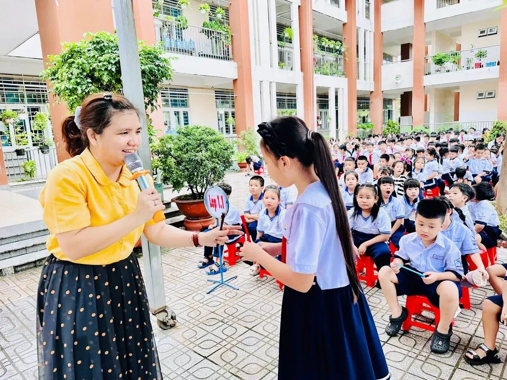 សិស្សធ្វើអន្តរកម្មជាមួយអ្នកចិត្តសាស្រ្ត