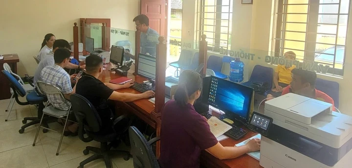 Eliminujte „údolí“ ve vlnách, vybudujte digitální vládu od úrovně vesnice - Foto 2. Xóa “lõm” sóng, xây chính quyền số từ thôn bản- Ảnh 2.