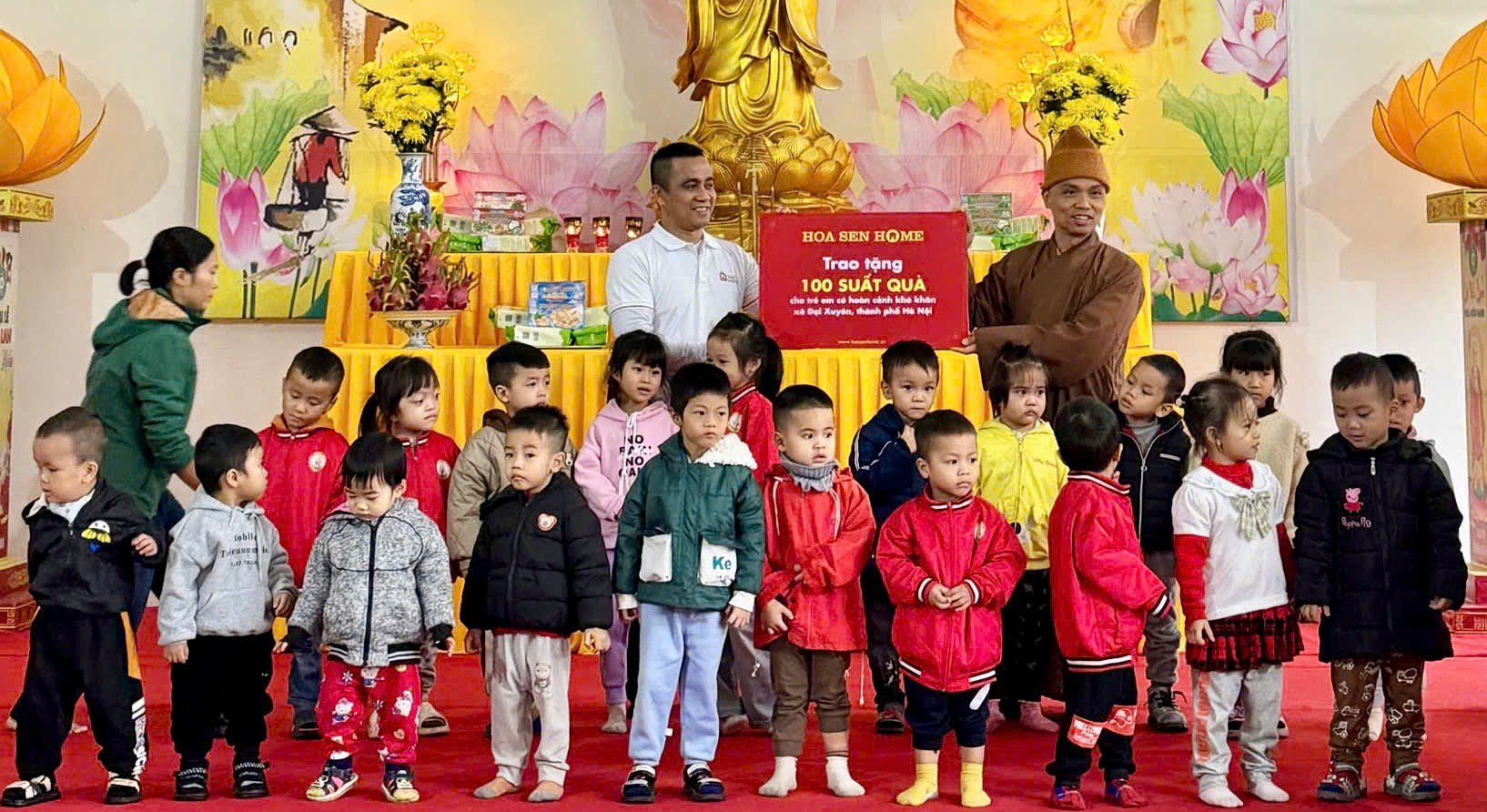 លោក Tran Dinh Tai អគ្គនាយករងក្រុមហ៊ុន Hoa Sen Group បានប្រគល់អំណោយលើកទឹកចិត្តដល់ការសិក្សាចំនួន 100 ដល់សិស្សានុសិស្សក្នុងកាលៈទេសៈលំបាក។