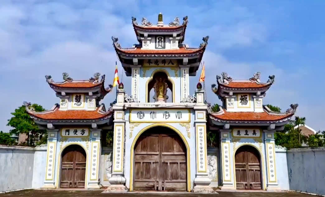 វត្ត Rang - វត្តបុរាណដែលមានអាយុកាលរាប់រយឆ្នាំ ជាកន្លែងផ្តល់អំណោយលើកទឹកចិត្តដល់ការរៀនសូត្ររបស់កុមារដែលជួបការលំបាកនៅក្នុងឃុំ Dai Xuyen ។