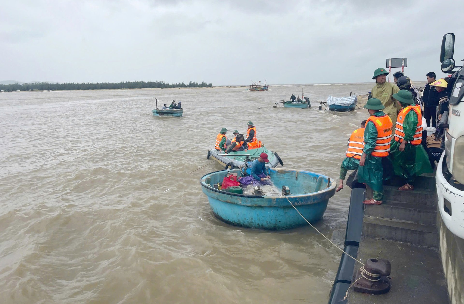 Pegawai dan tentera Stesen Pengawal Sempadan Roon berkoordinasi untuk mencari nelayan yang hilang. Foto: H. Nam. Cán Bộ chiến sỹ Đồn Biên phòng Roòn phối hợp tìm kiếm ngư dân mất tích. Ảnh: H. Nam.