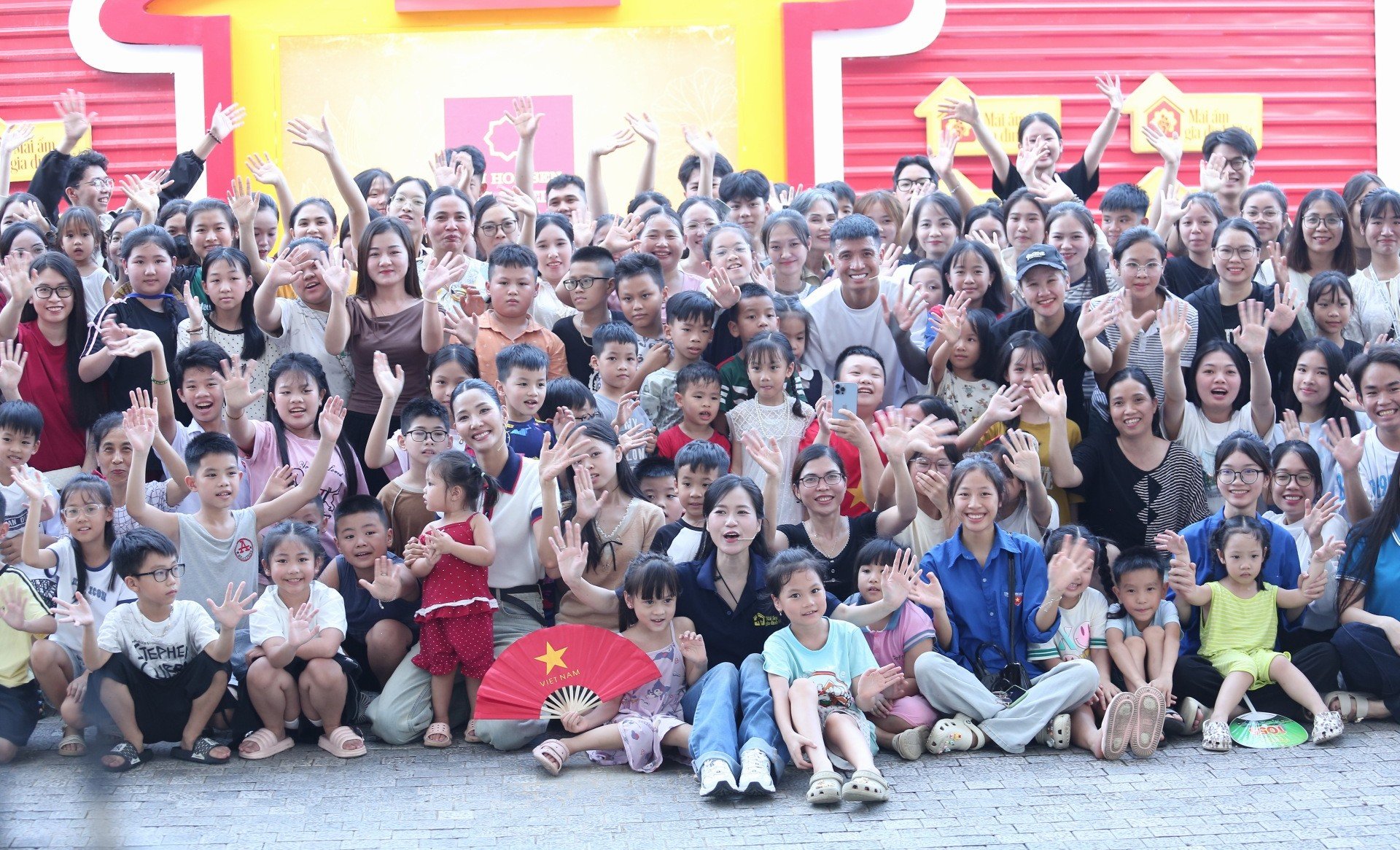 កម្មវិធី “ផ្ទះគ្រួសារវៀតណាម” ត្រូវបានថតនៅកីឡដ្ឋានភូមិ Van Diem សង្កាត់ Phu Xuyen ទីក្រុងហាណូយ នាថ្ងៃទី ៧, ៨ និង ៩ ខែវិច្ឆិកា ឆ្នាំ ២០២៥។