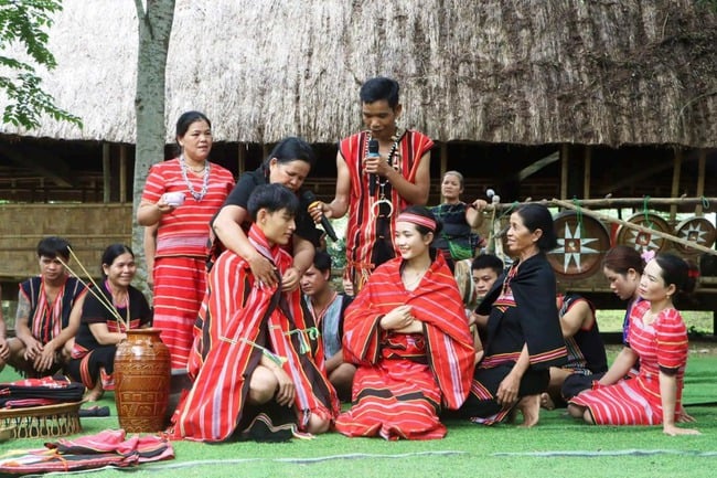 গি ট্রিয়েং জাতিগোষ্ঠীর অনন্য ঐতিহ্যবাহী পোশাক - ছবি ১। Độc đáo trang phục truyền thống của Dân tộc Giẻ Triêng  - Ảnh 1.