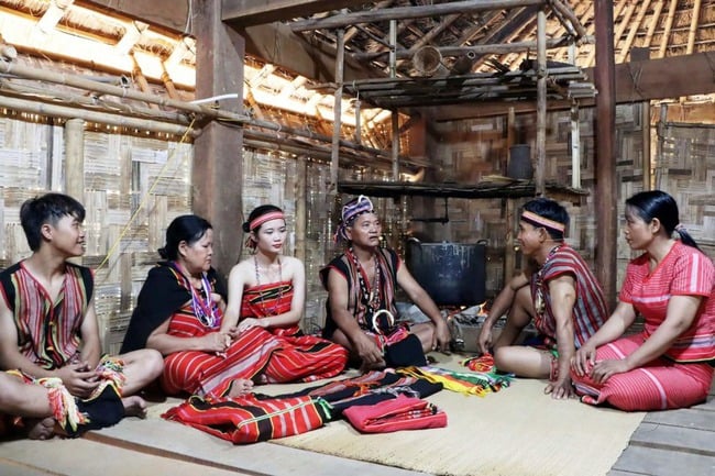 গি ট্রিয়েং জাতিগোষ্ঠীর অনন্য ঐতিহ্যবাহী পোশাক - ছবি ২। Độc đáo trang phục truyền thống của Dân tộc Giẻ Triêng  - Ảnh 2.