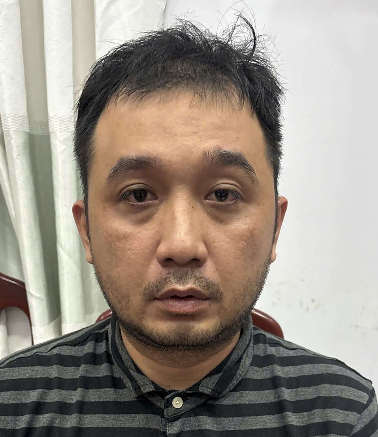 도박 사건 체포, 수배 중인 도주자로 발견