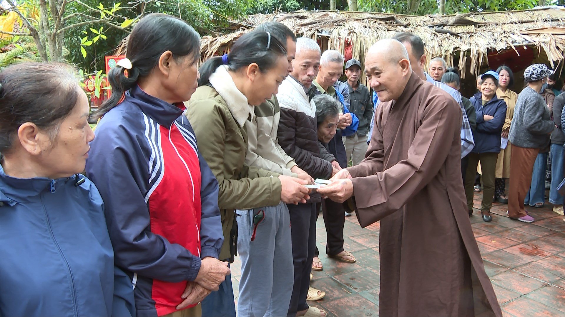 ព្រះសង្ឃខេត្ត Thai Nguyen ប្រគេនអំណោយចំនួន ១.៦០០ ដើម ជួយប្រជាជនជំនះផលវិបាកនៃគ្រោះធម្មជាតិ