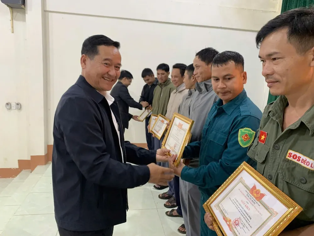 Encik A So Lai, Setiausaha Jawatankuasa Parti Komune Dak Plo, menyampaikan Sijil Kepujian kepada individu yang mempunyai pencapaian cemerlang.