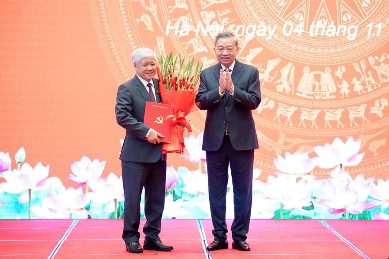 Het Politbureau heeft de heer Do Van Chien benoemd tot Permanent Adjunct-Secretaris van het Partijcomité van de Nationale Assemblee voor de termijn van 2020-2025. Bộ Chính trị chỉ định ông Đỗ Văn Chiến giữ chức Phó Bí thư Thường trực Đảng ủy Quốc hội nhiệm kỳ 2020-2025