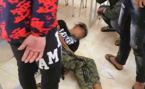 រូបភាព Tuan ត្រូវបានមិត្តភក្តិមួយក្រុមវាយធ្វើបាប។ រូបថត៖ T.T