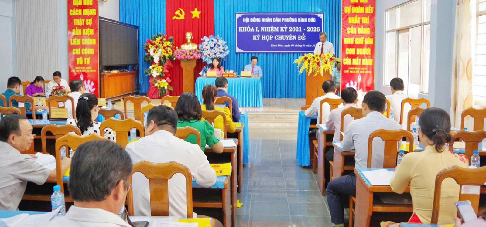 ក្រុមប្រឹក្សាប្រជាជនសង្កាត់ Binh Duc បានបើកសម័យប្រជុំលើកទី៤ Quang cảnh kỳ họp thứ 4