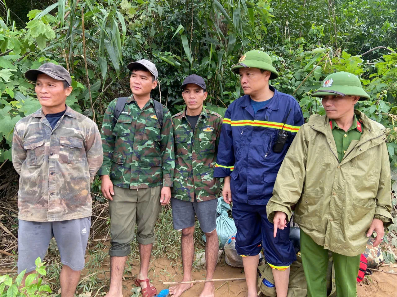 3 trường hợp quê ở tỉnh Nghệ An được lực lượng chức năng ứng cứu đưa ra nơi an toàn kịp thời - Ảnh: CAQT