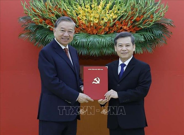 دبیرکل، تو لام، احکام انتصاب رئیس کمیسیون مرکزی تبلیغات و بسیج عمومی و معاون دائمی رئیس کمیسیون مرکزی امور داخلی را ارائه کرد - عکس ۲. Tổng Bí thư Tô Lâm trao các quyết định bổ nhiệm Trưởng Ban Tuyên giáo và Dân vận Trung ương và Phó trưởng ban Thường trực Ban Nội chính Trung ương- Ảnh 2.