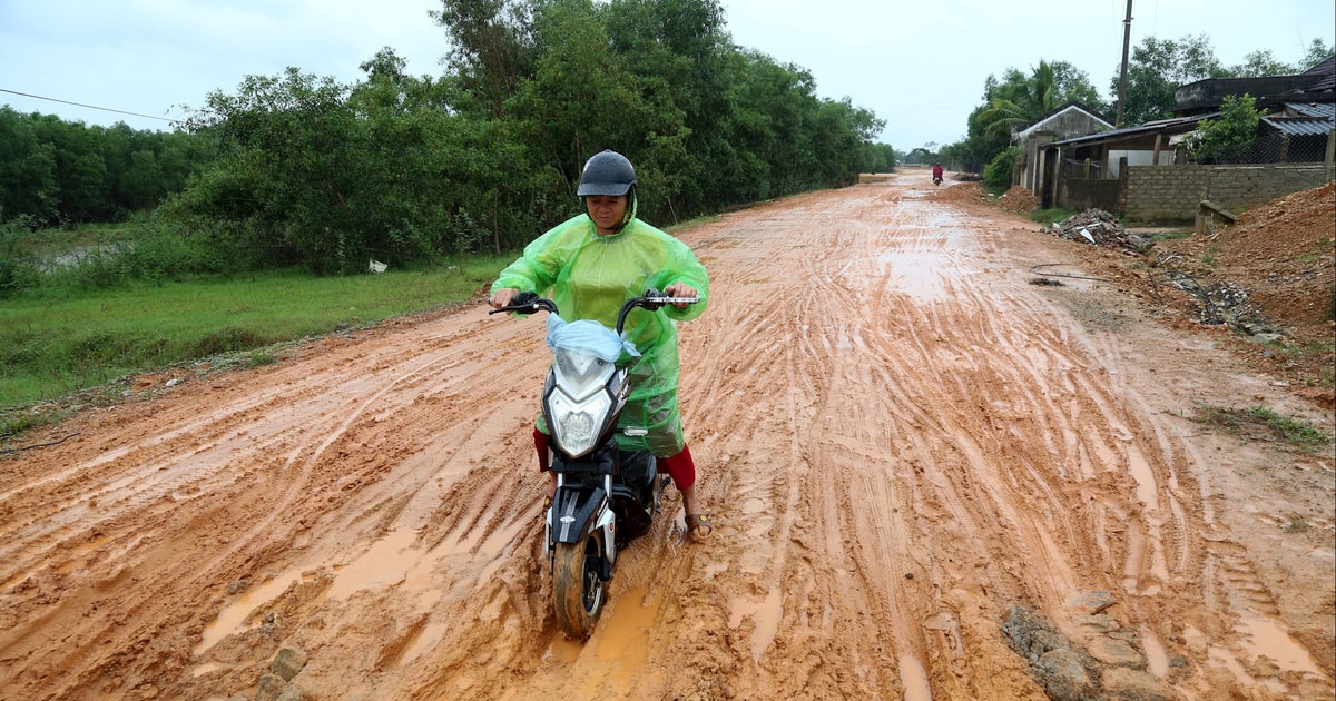 Nguy hiểm rình rập trên tuyến đường Lạt - Làng Rào lầy lội